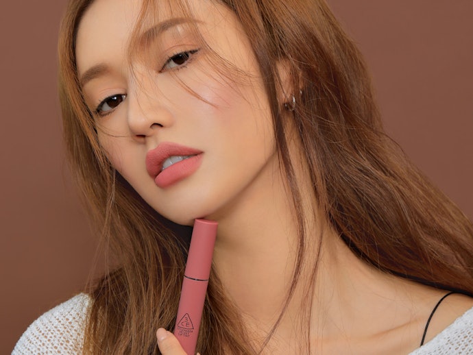 Ingin memberi kesan MLBB pada bibir Anda? Gunakan shade nude yang cantik, seperti Cashmere Nude dan New Nude