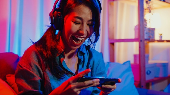 Agar pengalaman gaming meningkat, pertimbangkan game yang mendukung controller