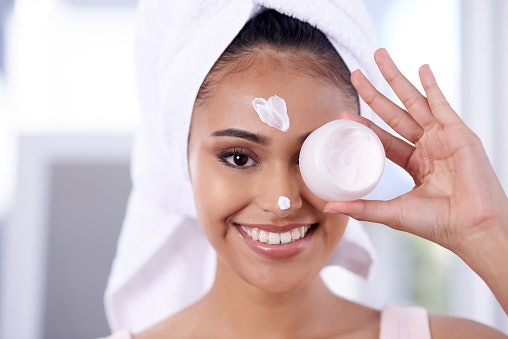 Pilih BB cream yang sesuai dengan warna kulit
