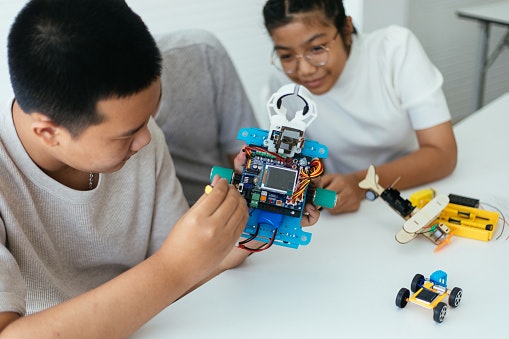 Untuk melatih interaksi anak, cari robot interaktif yang bisa diajak bicara atau melaksanakan perintah