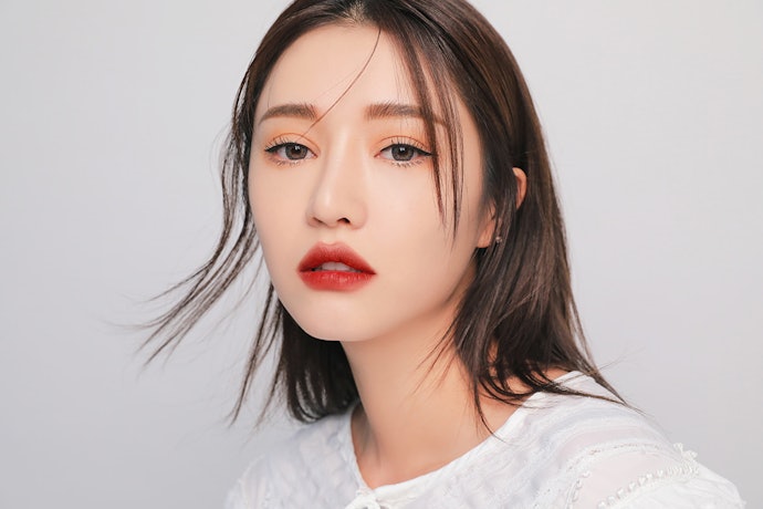 Untuk tampil berani, carilah shade dengan warna-warna bold dan intense, seperti Definition, Taupe, Bitter Hour, atau Speak Up