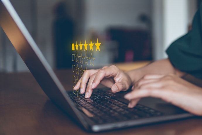 Periksa sinopsis dan ulasannya dan pastikan memiliki rating minimal 7 bintang di IMDb