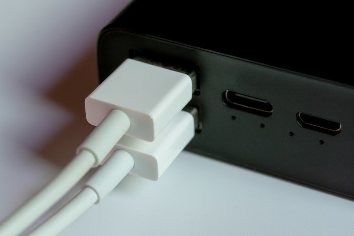 Pastikan power bank punya lebih dari satu port jika Anda membawa beberapa perangkat
