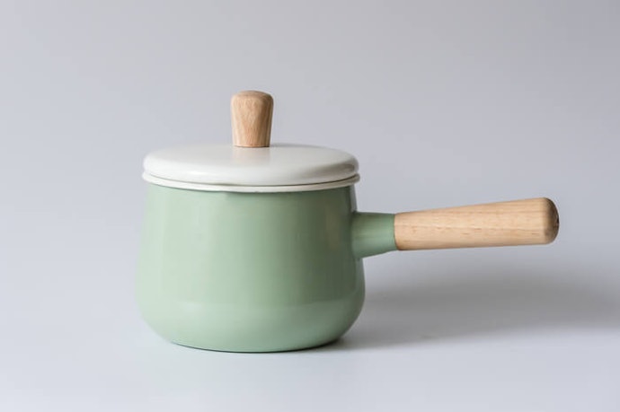 Panci enamel, tampilannya estetik untuk dipajang di dapur