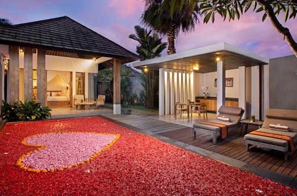 Untuk honeymoon, villa private dengan suasana yang romantis cocok dipilih