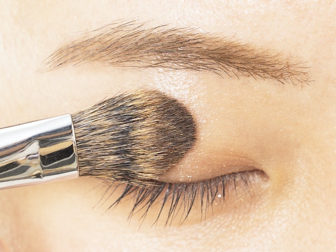 Ukuran besar, untuk aplikasi base eyeshadow
