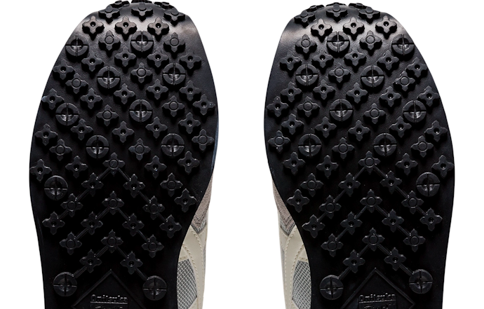 Outsole: Dipadukan dengan pola unik untuk daya cengkeram yang baik
