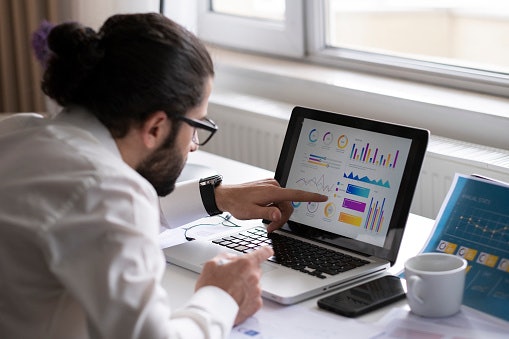 Software Accounting 3 Fitur dasar, meliputi invoicing, laporan keuangan, serta pelacakan pengeluaran dan pemasukan