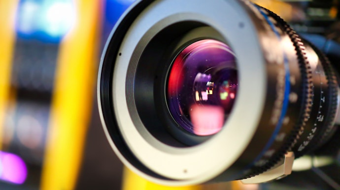 Focal length 85–135 mm, telefoto jarak pendek untuk mengambil gambar portrait
