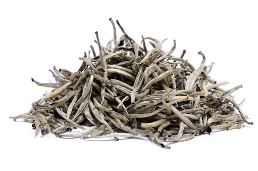 White tea: Air seduhannya berwarna kuning pucat dan keperakan