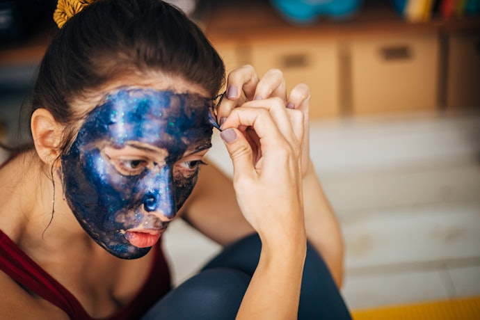 Peel off mask, mengangkat lapisan terluar kulit