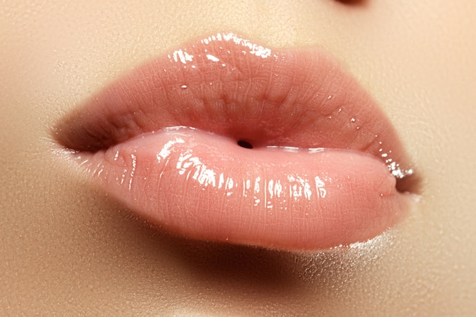 Glossy, bibir terlihat penuh dan berkilau
