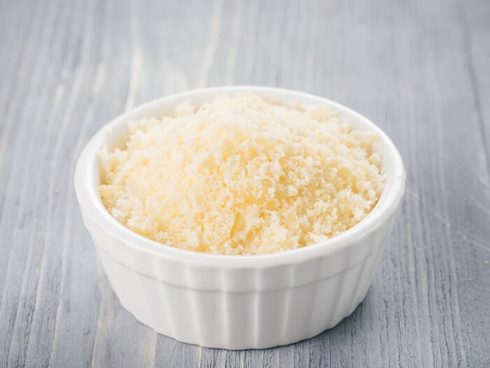 Keju parmesan bubuk biasa: Tetap lezat dan diolah menyerupai Parmigiano-Reggiano yang asli