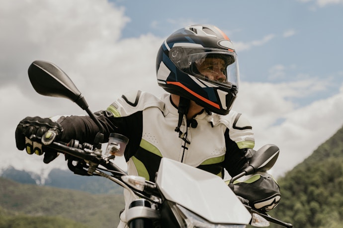 Full face, sangat pas untuk para pengendara motor sport