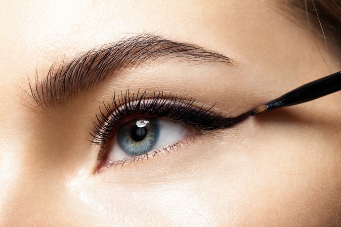 Pointed brush: Untuk mengisi celah di antara bulu mata