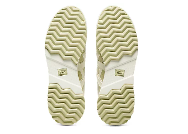 Midsole: Disertai teknologi FlyteFoam™ dan Solyte™, membuat kaki nyaman melangkah di berbagai medan