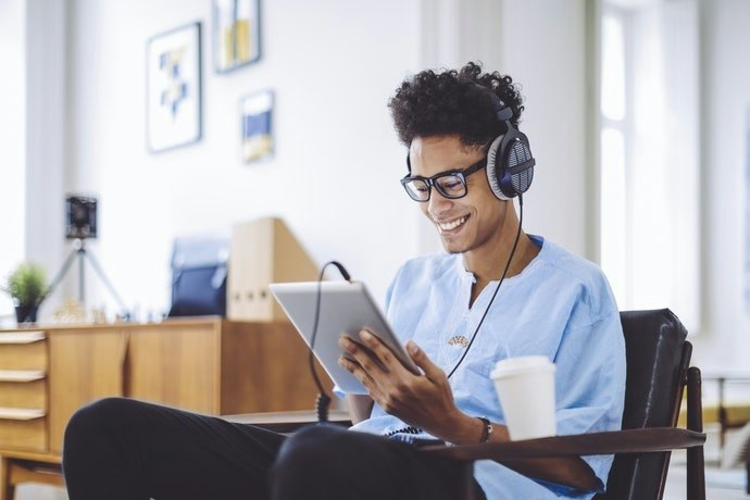 Pilihan audio Jepang/Inggris akan memberi nuansa berbeda melalui dialog aslinya