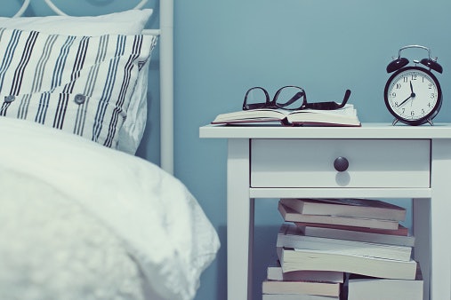 Untuk kamar tidur, pilihan meja samping dan meja rias tampak elegan