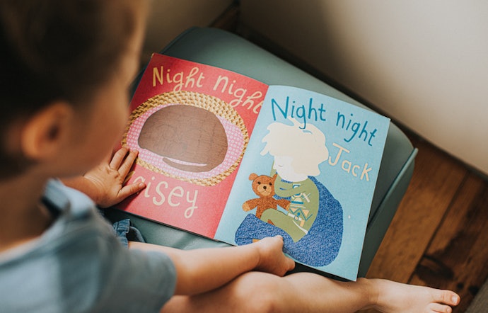 Untuk anak-anak, buku dengan gambar yang menarik pas dipilih