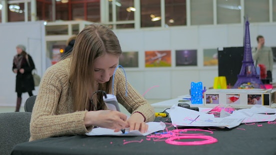 3D pen untuk orang dewasa atau pengguna profesional, biasanya memiliki fitur canggih