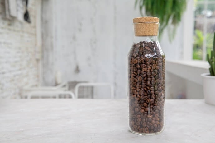 Biji kopi atau kopi bubuk, cocok untuk yang memiliki alat penyeduh kopi