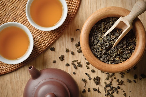 Oolong tea: Daun tehnya berbentuk bulatan kecil yang mengembang saat diseduh
