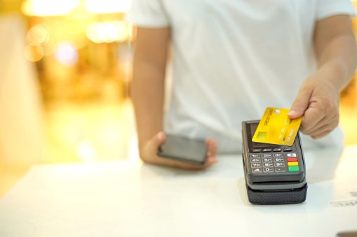 Kartu ATM, untuk berbelanja di merchant-merchant favorit