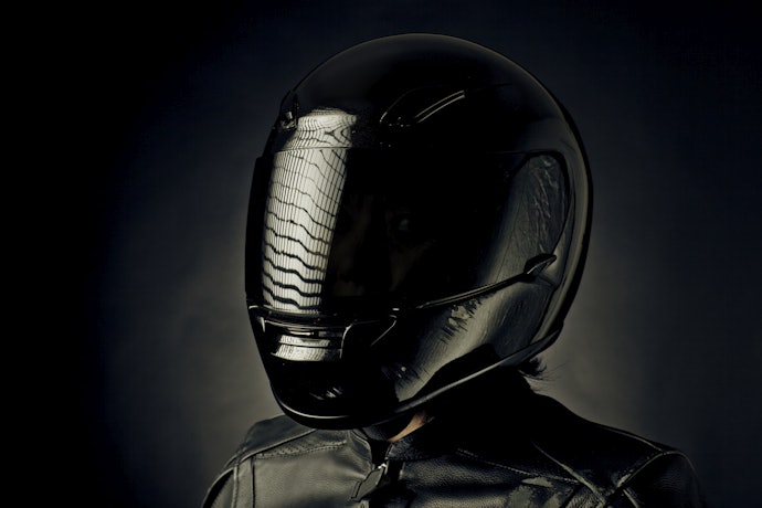 Visor atau kaca helm, untuk kenyamanan berkendara pada siang dan malam hari