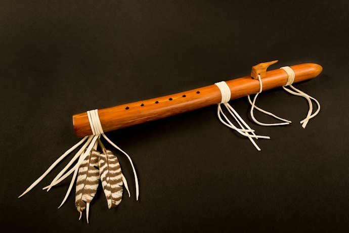 Untuk musik etnis Eropa dan Amerika utara, utamakan flute berbahan kayu