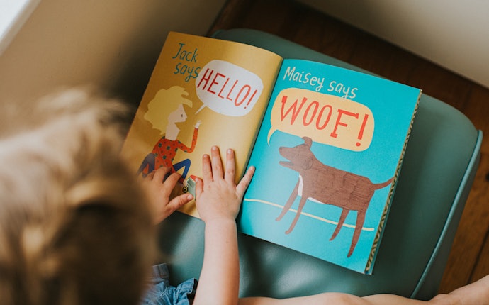 Buku bergambar dengan frasa berulang, cocok untuk balita