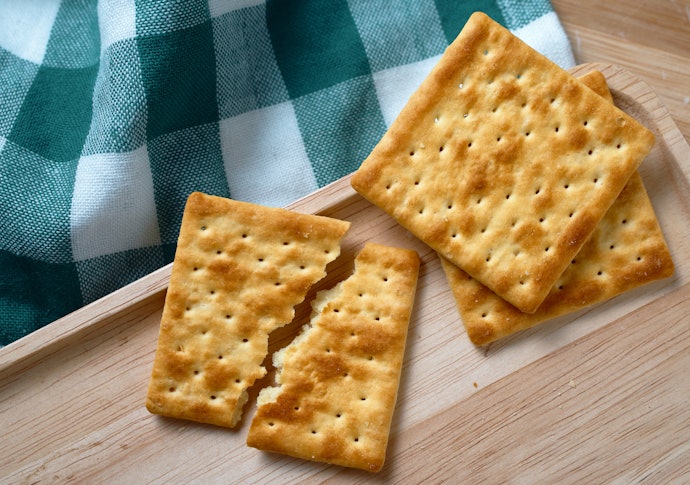 Crackers: Permukaannya tidak rata dan teksturnya lebih renyah