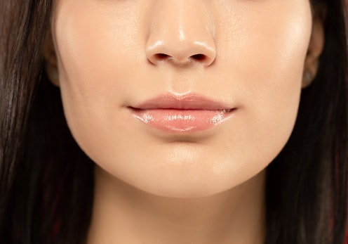Glossy finish, membuat bibir terlihat lebih plump