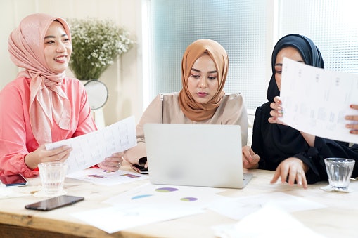 Novel islami tema pesantren: Lebih mengenal kehidupan santri