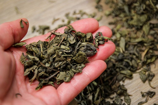 Green tea: Penggunaan daun teh matang tanpa melalui proses oksidasi
