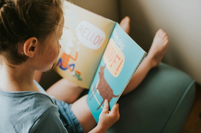 Untuk pemula dan anak-anak, cari kamus yang dilengkapi gambar atau ilustrasi