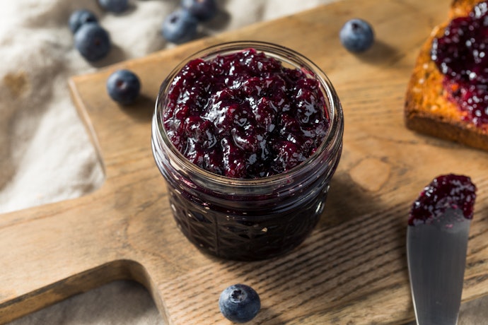 Selai blueberry dengan tekstur berserat, untuk mendapatkan cita rasa tinggi
