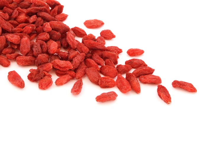 Red goji berry kering yang bagus: Warnanya merah tua dengan bintik putih di bagian bawahnya