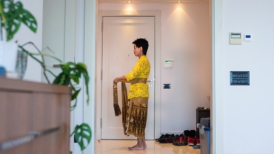 Aksen ikat pinggang, bordir, dan ekor: Untuk menambah kesan manis