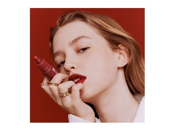 Ink Velvet: Memberikan hasil full coverage dan matte finish