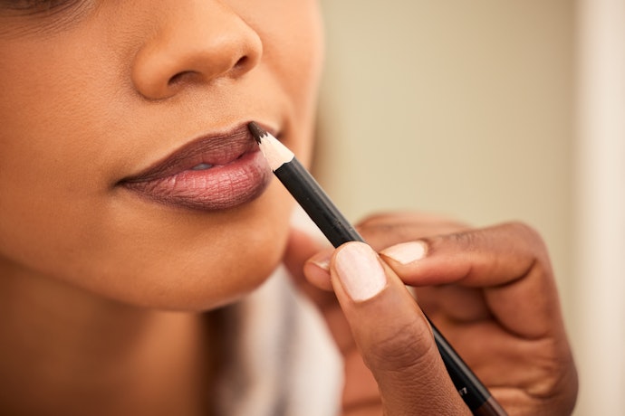Dark skin tones, lipstik berwarna cokelat yang kontras dengan warna kulit