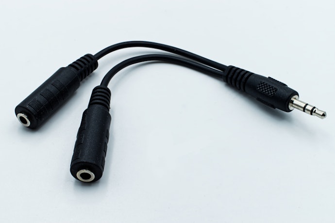 Headphone splitter: Untuk menghubungkan dua perangkat pada satu gadget