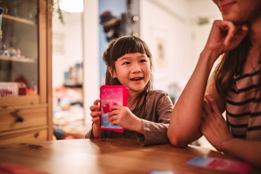 Untuk anak-anak, kartu berdesain menarik atau edukatif