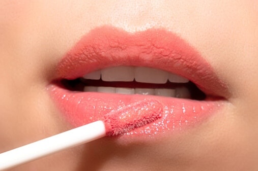 Gel-based lip tint, pigmentasi warnanya dapat diatur sesuai kebutuhan