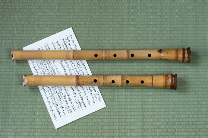 Untuk memainkan melodi khas Asia, gunakan flute berbahan bambu