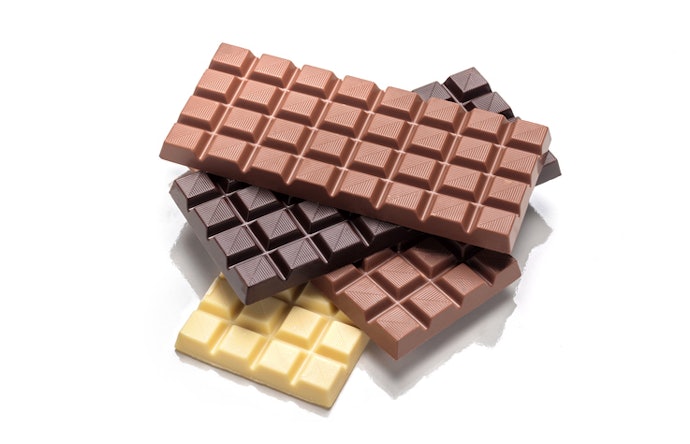 Cokelat batang, mudah ditemukan dan memiliki banyak varian isi