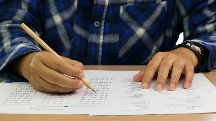 Kolom penjelasan ⇒ soal ⇒ jawaban: Ideal untuk belajar grammar dan vocabulary