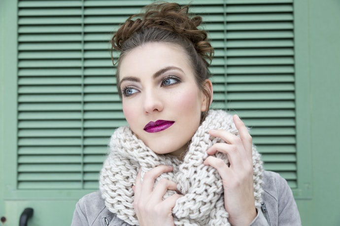 Kulit terang: Lipstik ungu bernuansa lavender atau lilac