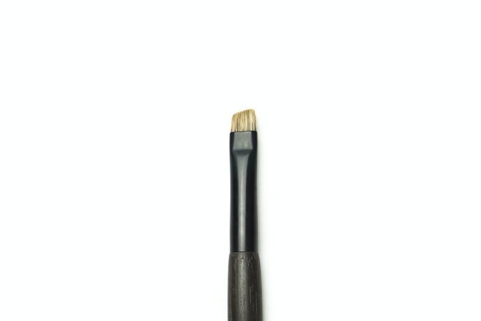 Angled flat brush: Memudahkan Anda menggaris kelopak mata