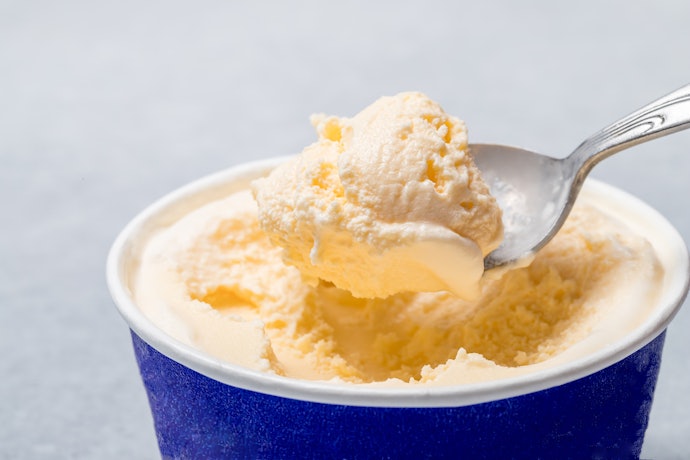 Es krim cup, makan es krim bebas berantakan