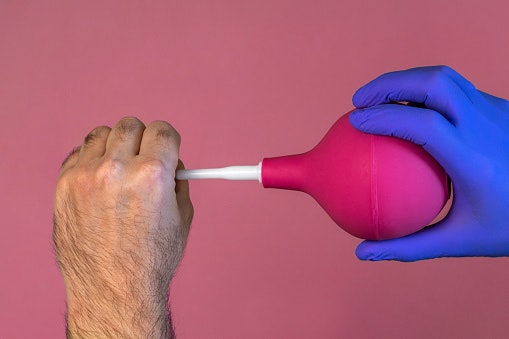 Suppositoria atau enema: Membantu menstimulasi pencernaan melalui anus atau rektum